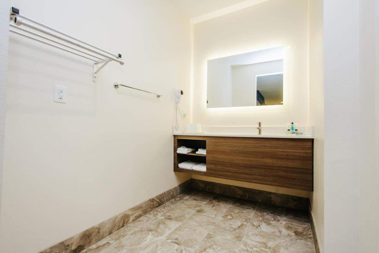 Palace Inn Blue City Centre Хюстън Екстериор снимка
